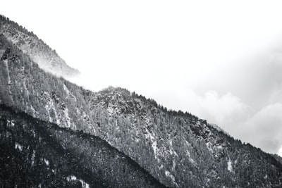 山的灰度照片